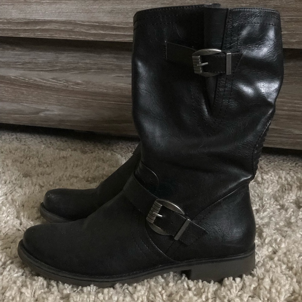 Black boots with buckles